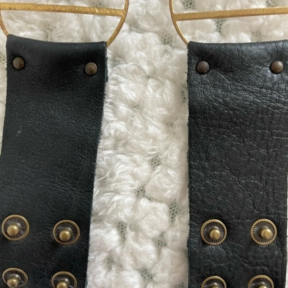 Two‎ leather brackets black gold